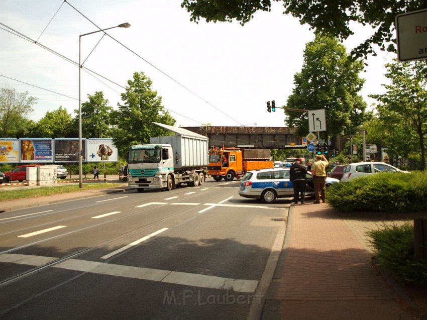 LKW riss Oberleitung ab Koeln Deutz Am Schnellert Siegburgerstr P077.JPG